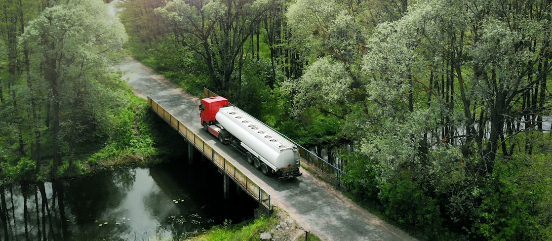 Tanklaster überquert Brücke