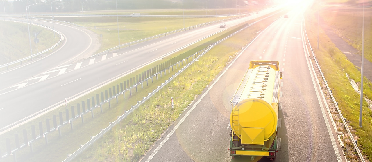 Tanklaster fährt auf Landstraße