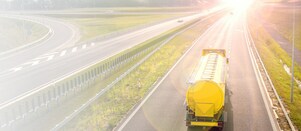 Tanklaster fährt auf Landstraße