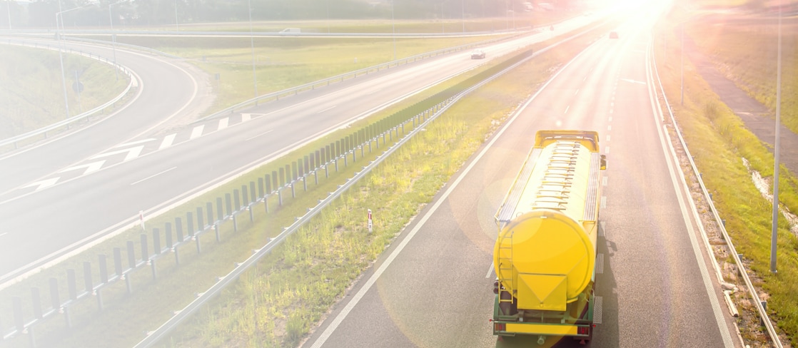 Tanklaster fährt auf Landstraße