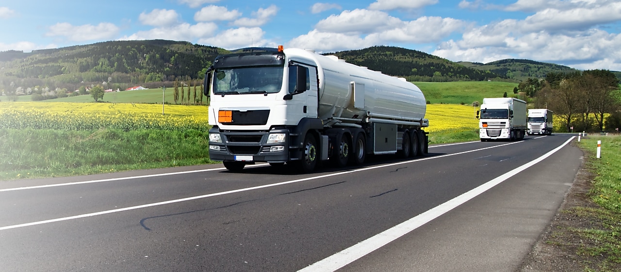 Tanklaster fährt auf Landstraße