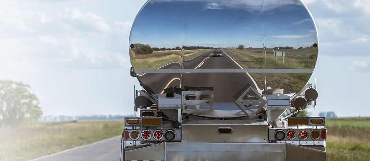Tanklaster fährt auf Landstraße