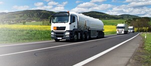 Heizöllaster fährt auf einer Landstraße