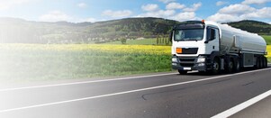 Heizöllaster fährt auf einer Landstraße