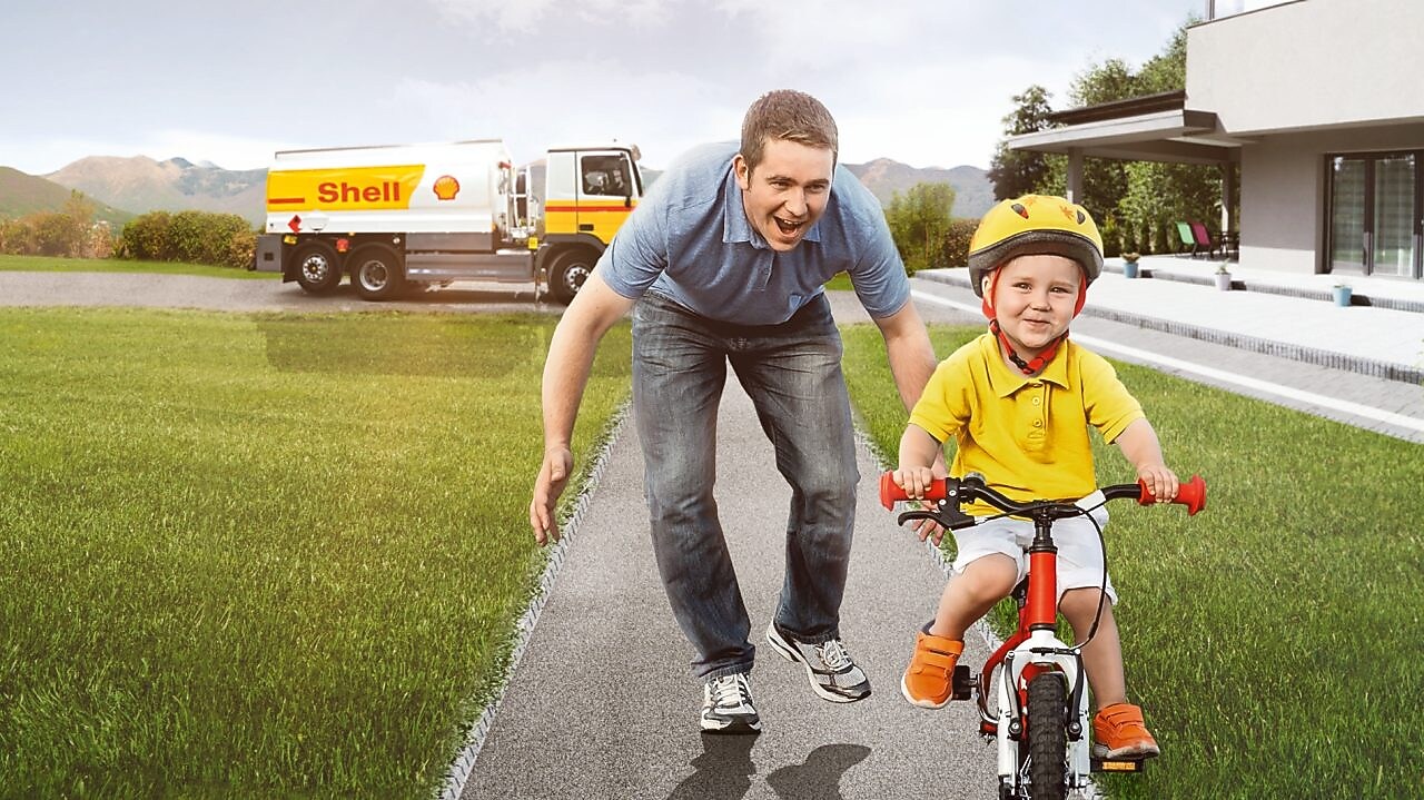 Vater und Sohn vor Shell Tankwagen