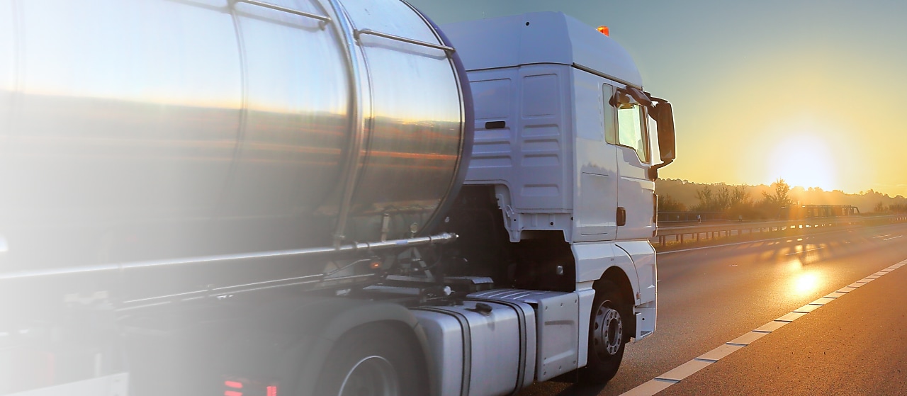 Heizöllaster fährt auf einer Landstraße