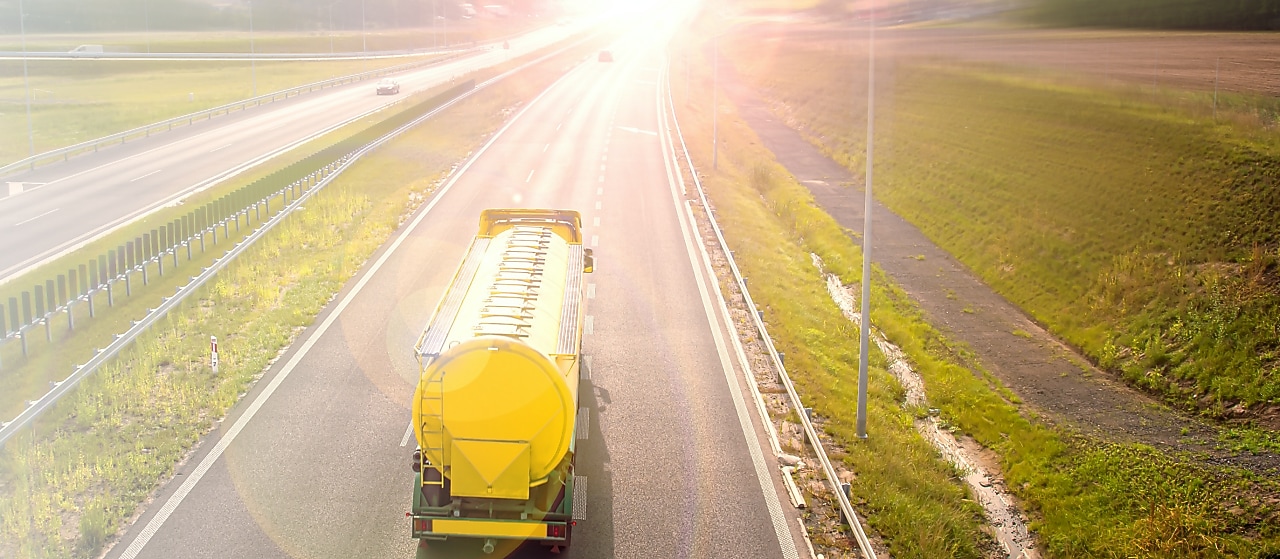 Heizöllaster fährt auf einer Landstraße