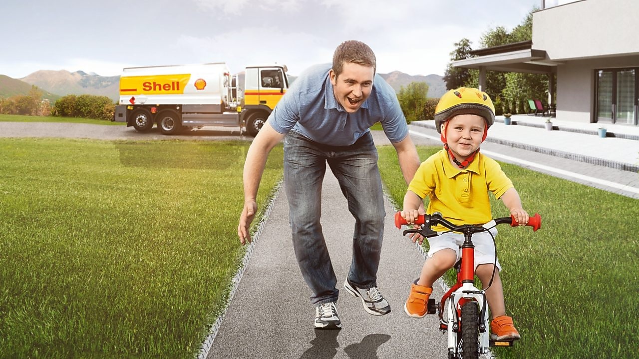 Vater und Sohn vor Shell Tankwagen