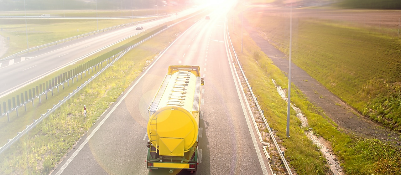 Heizöllaster fährt auf einer Landstraße